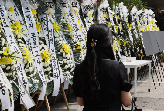 21일 서울 강남서초교육지원청에 마련된 서이초등학교 교사 A씨 분향소에 추모객들의 발길이 이어지고 있다.  연합뉴스